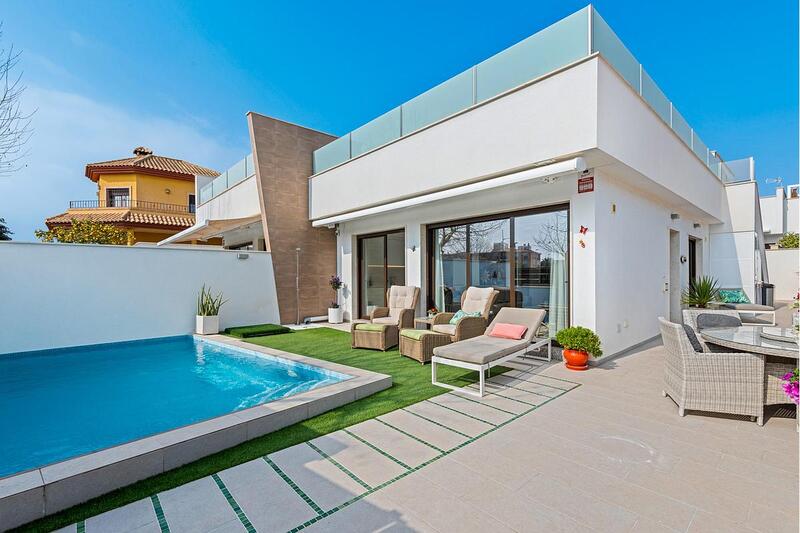 Villa en venta en Pilar de la Horadada, Alicante