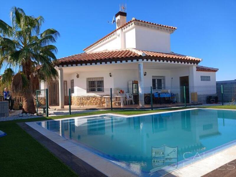 Villa en venta en Arboleas, Almería