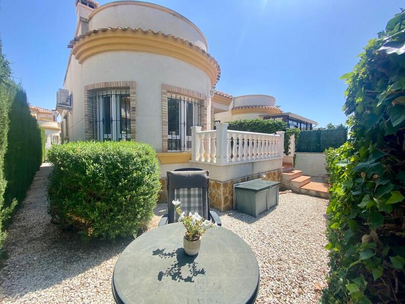 Villa til salgs i Los Montesinos, Alicante
