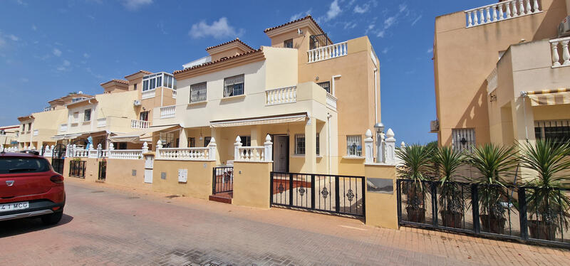 Villa en venta en Torrevieja, Alicante