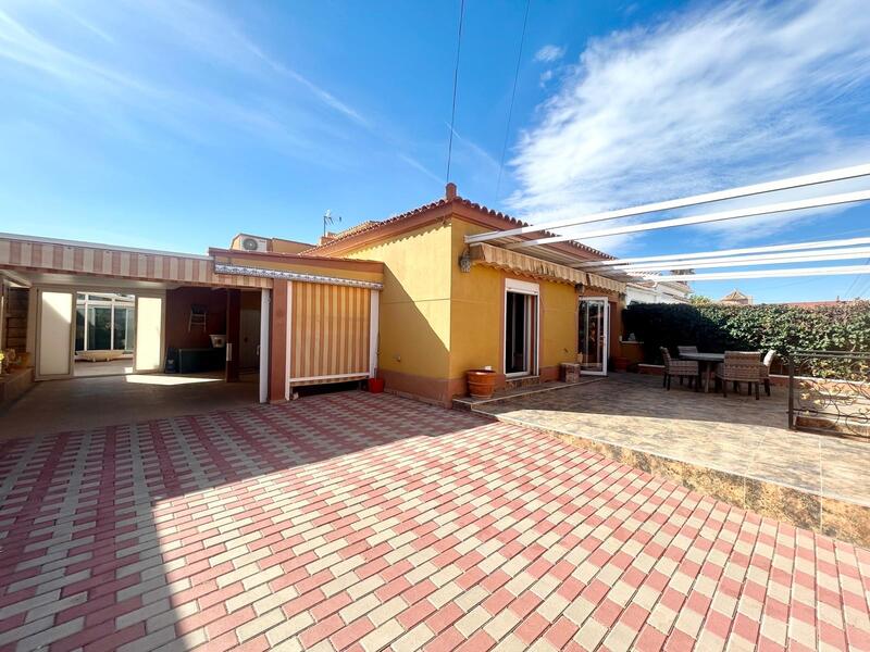 Villa en venta en Torrevieja, Alicante