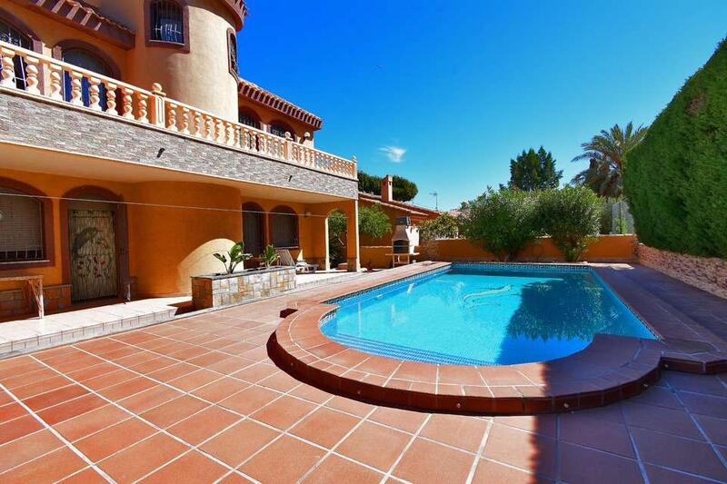 Villa for sale in El Carmoli, Murcia