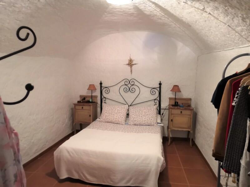 5 спальная комната Дом в пещере продается