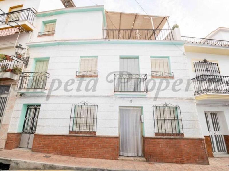 7 bedroom Townhouse for sale