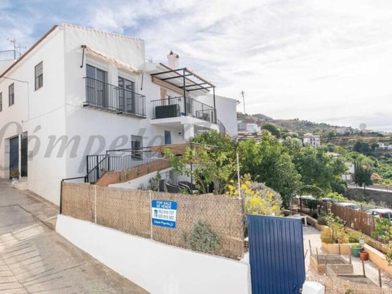 Townhouse for sale in Canillas de Albaida, Málaga