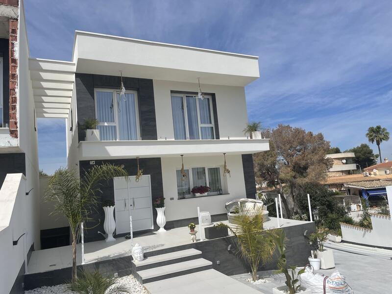 Villa zu verkaufen in Los Balcones, Alicante