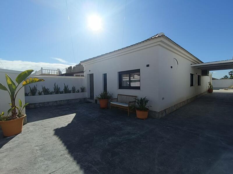 Villa en venta en Torrevieja, Alicante