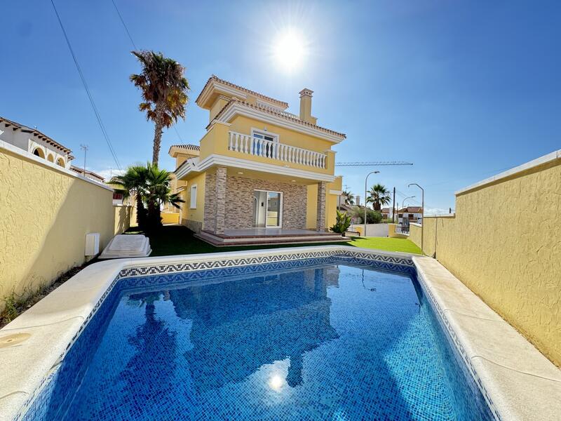 Villa Te koop in Villamartin, Alicante