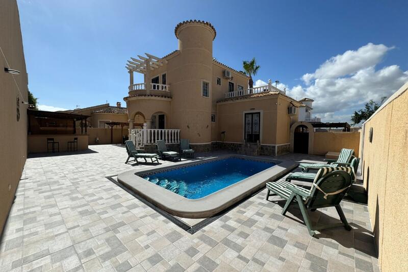 Villa for sale in Benijófar, Alicante