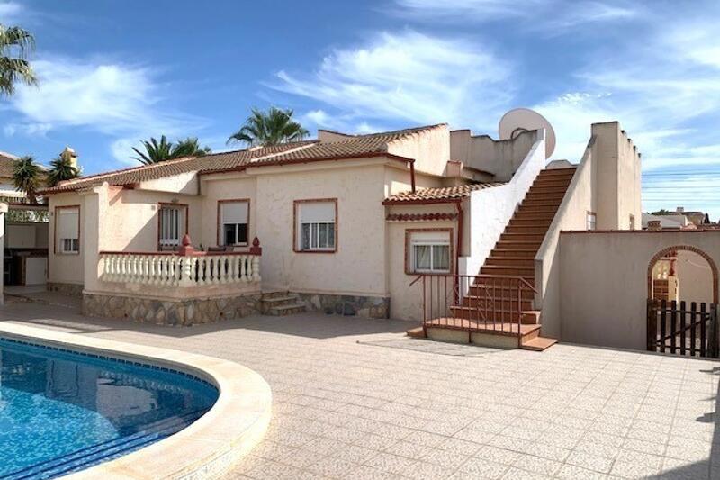 Villa en venta en Torrevieja, Alicante