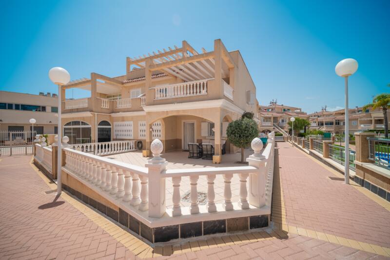 Villa en venta en Playa Flamenca, Alicante