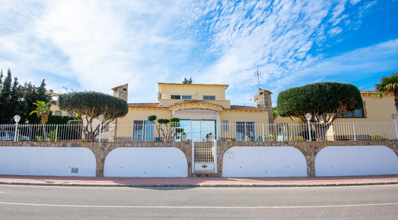 Villa en venta en Algorfa, Alicante