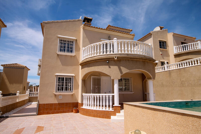 Villa en venta en Villamartin, Alicante