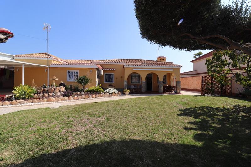 Villa à vendre dans Torrevieja, Alicante