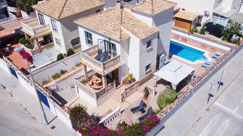 Villa en venta en Punta Prima, Alicante