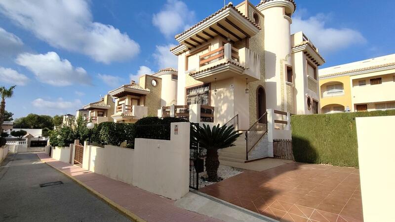 Villa for sale in Villamartin, Alicante