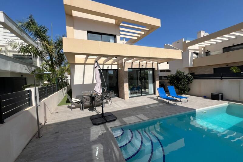 Villa til salgs i Los Montesinos, Alicante