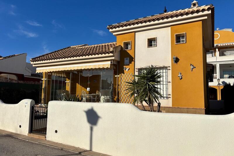 Villa til salgs i Los Montesinos, Alicante