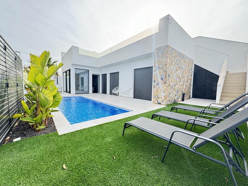 Villa for sale in Pilar de la Horadada, Alicante