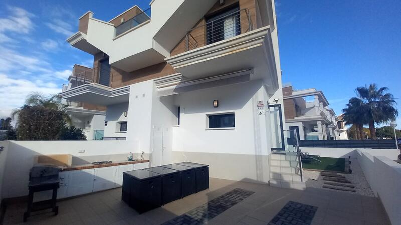 4 Cuarto Villa en venta