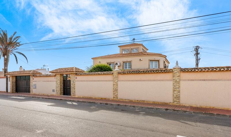 4 Cuarto Villa en venta