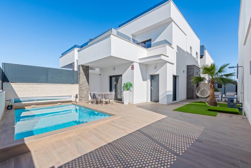 Villa for sale in Los Montesinos, Alicante