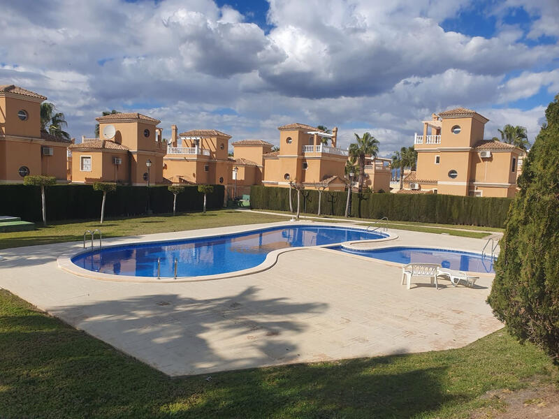 Villa en venta en Algorfa, Alicante