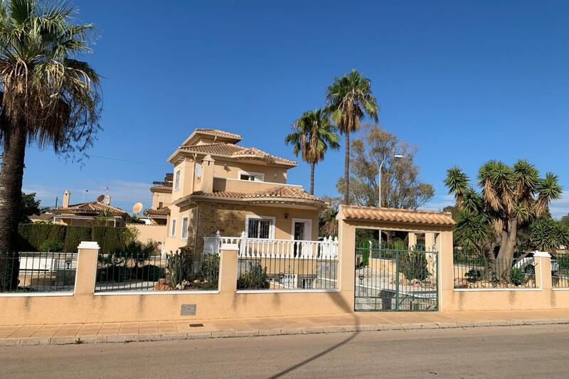 Villa til salgs i Torrevieja, Alicante