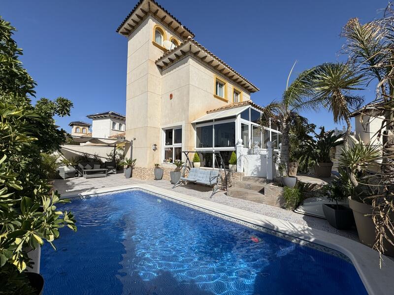 Villa en venta en La Zenia, Alicante