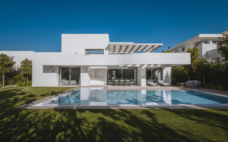 Villa for sale in El Paraiso, Málaga