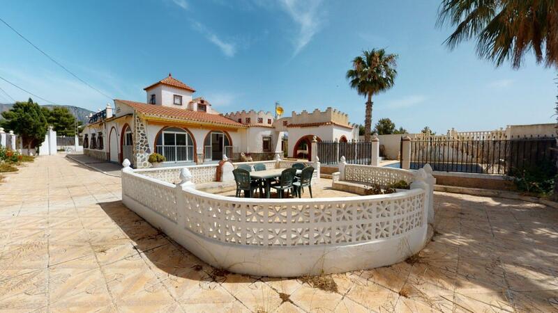 Villa en venta en Albatera, Alicante