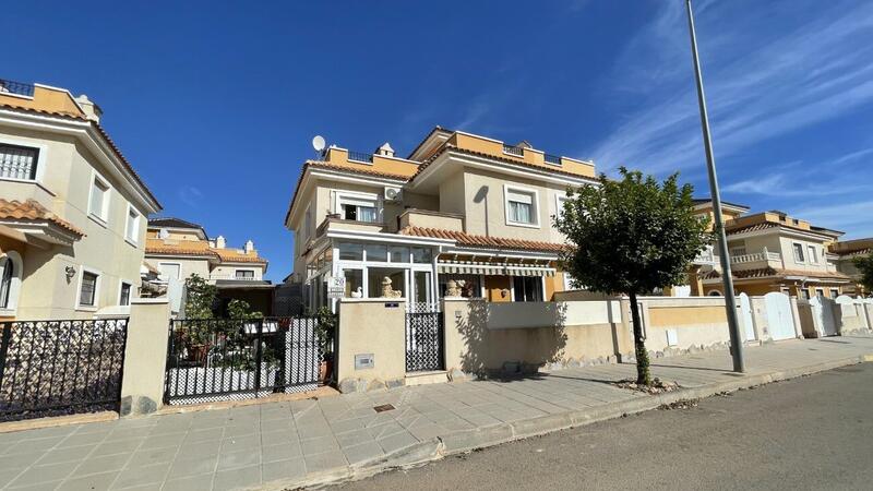 Stadthaus zu verkaufen in Torre de la Horadada, Alicante