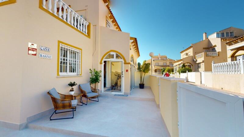 Villa en venta en Punta Prima, Alicante