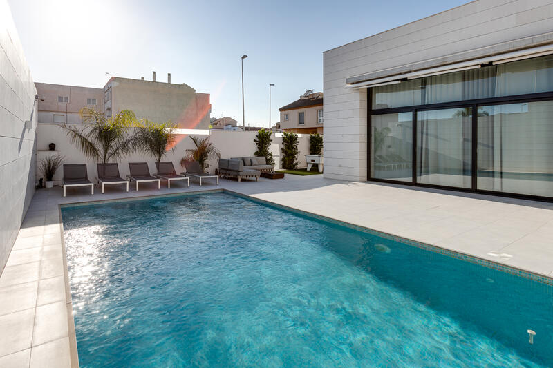 Villa en venta en Pilar de la Horadada, Alicante