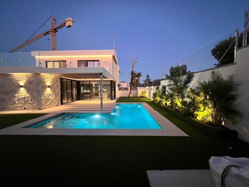 Villa en venta en Cabo Roig, Alicante