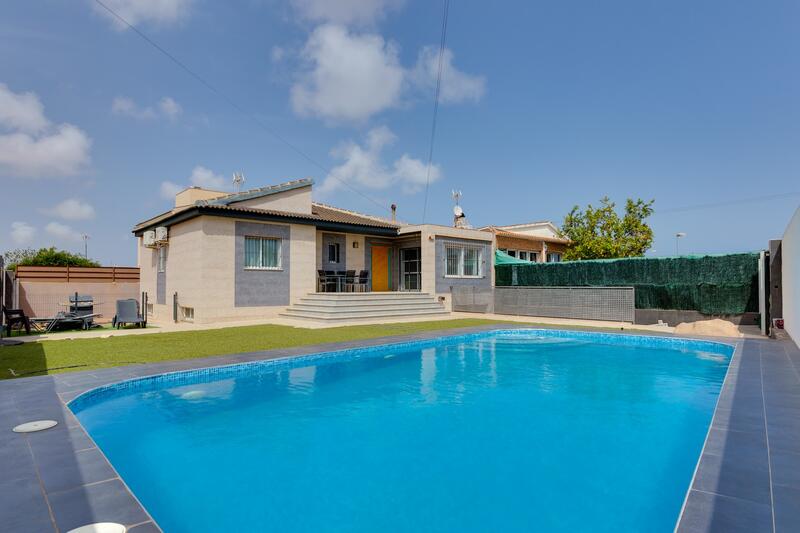 Villa en venta en Torrevieja, Alicante