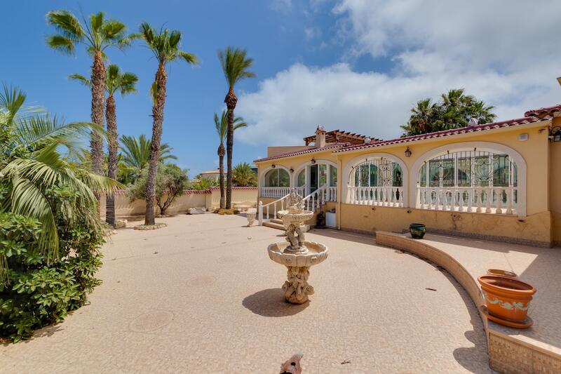 Villa Te koop in Playa Flamenca, Alicante