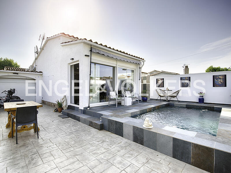 Villa for sale in Empuriabrava, Girona