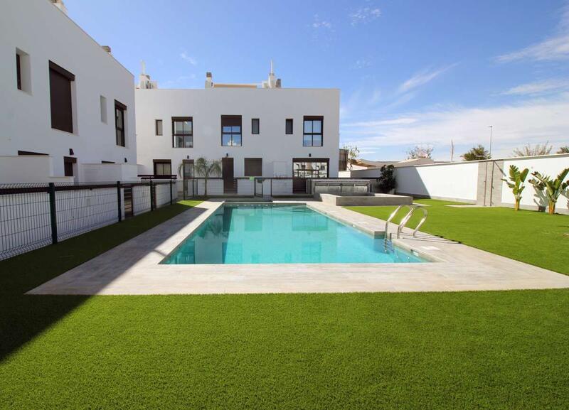 Villa en venta en Pilar de la Horadada, Alicante