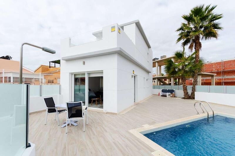 Villa en venta en Torrevieja, Alicante