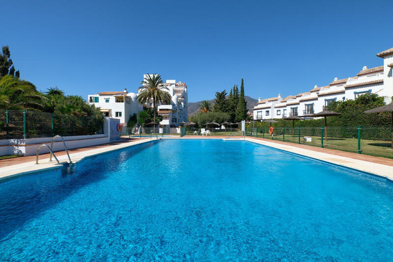 Duplex zu verkaufen in Estepona, Málaga