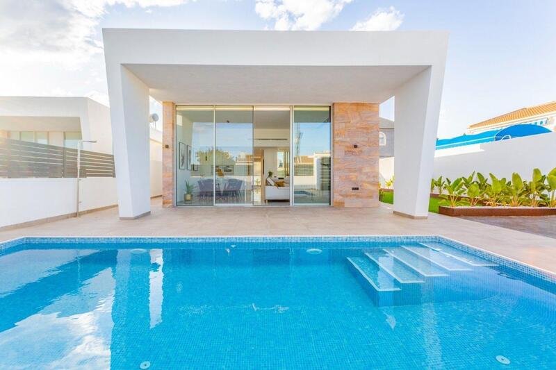 Villa en venta en Torrevieja, Alicante