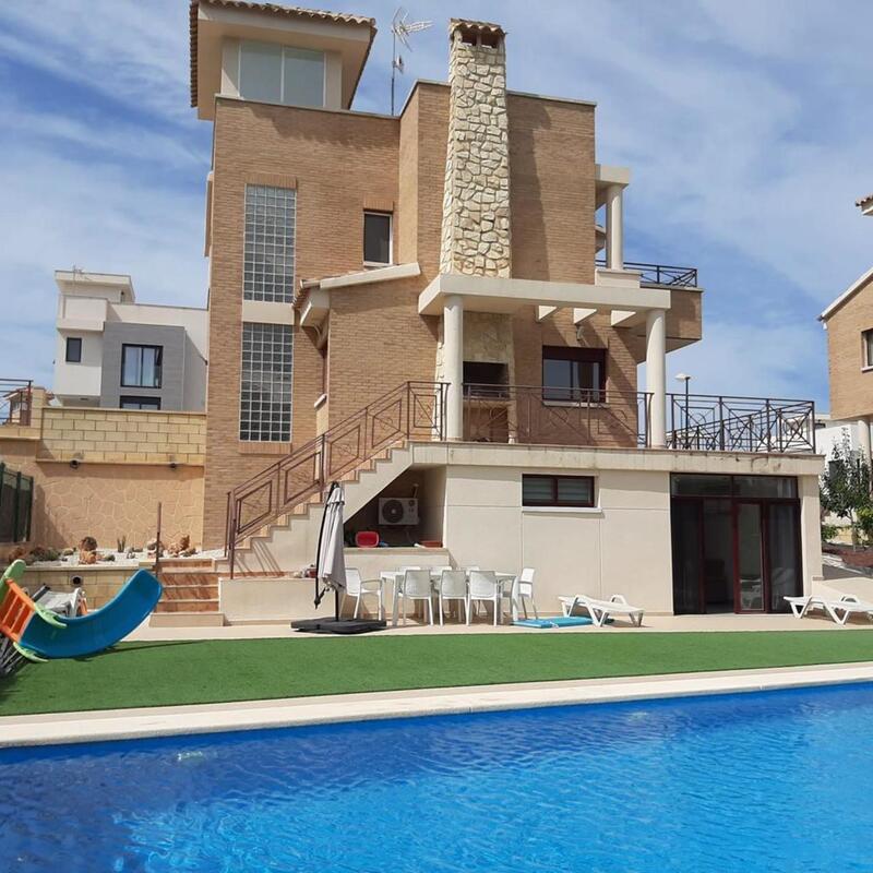Villa en venta en La Nucia, Alicante