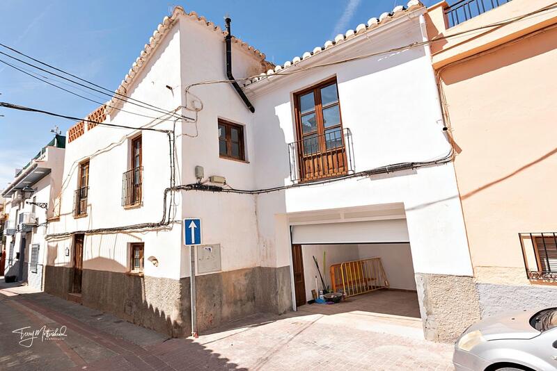 Townhouse for sale in Velez de Benaudalla, Granada