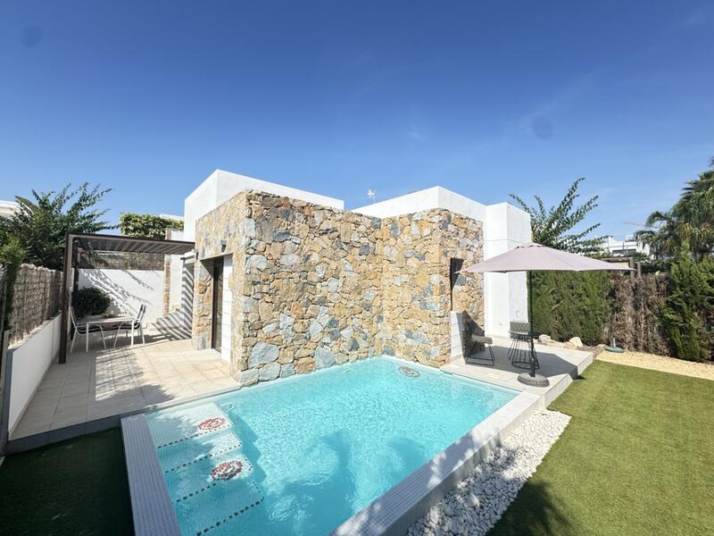 Villa til salg i Cabo Roig, Alicante