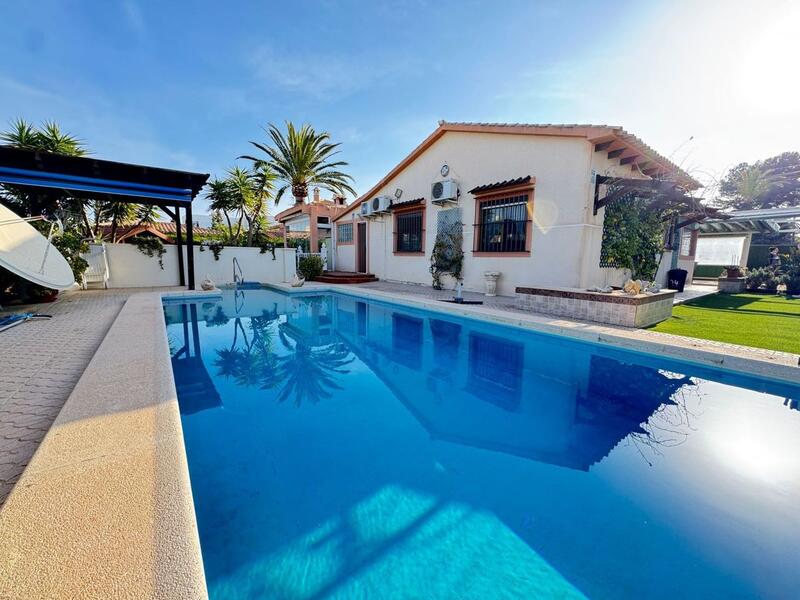 Villa til salg i Cabo Roig, Alicante