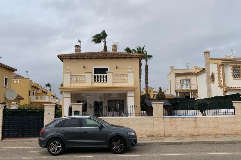 Villa for sale in Guardamar del Segura, Alicante