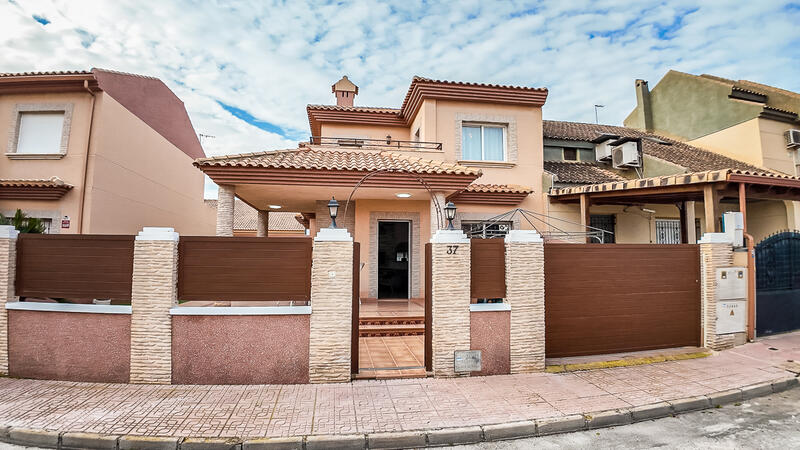 4 Cuarto Villa en venta