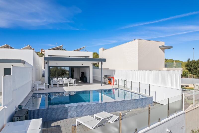 Villa for sale in San Miguel de Salinas, Alicante