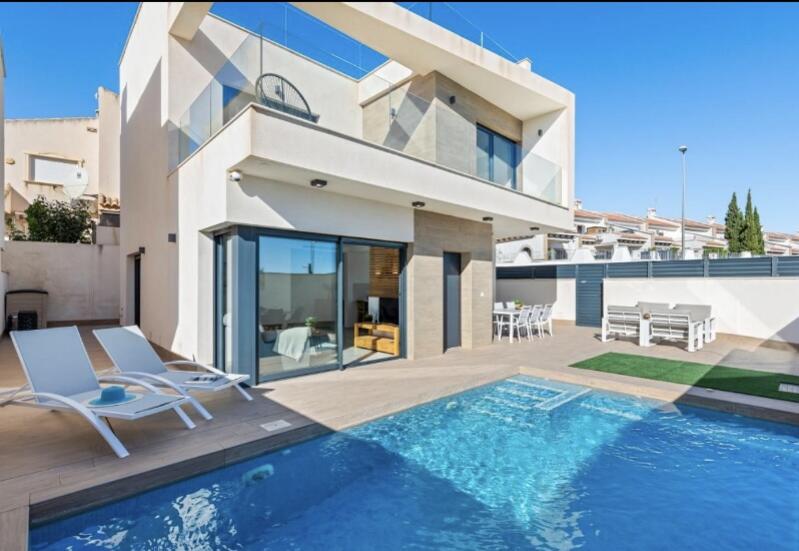 Villa for sale in San Miguel de Salinas, Alicante